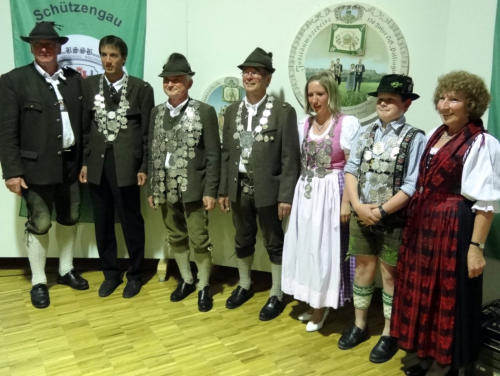 (v.l.n.r): Gauschützenmeister Reinhold. Laun, König LP Mathias Fritz, König LG Herbert Fischer, König LG-Auflage Hans Klement, Königin Luftgewehr Katrin Baur, Jungschützenkönig LG Georg Kühn, Schützenmeisterin Maria Ostler